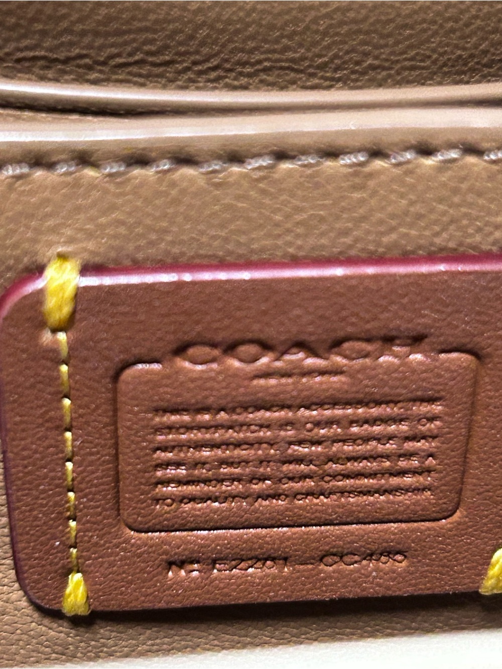 COACH RARE Kiss Lock Embossed Smooth Glovetanned Leather Wristlet - Picture 10 of 10
